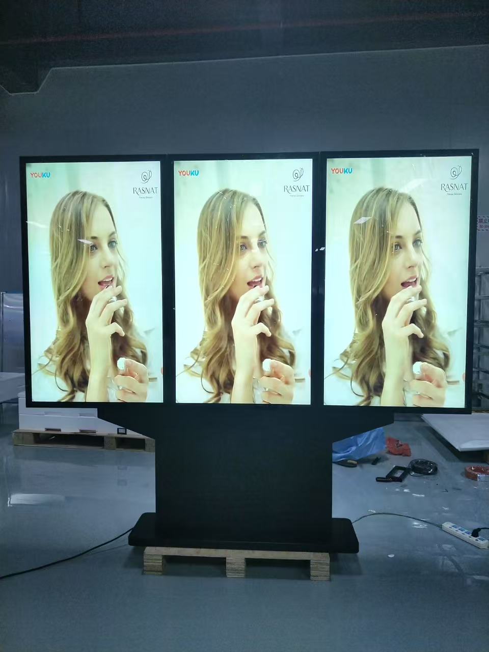 4K 49 55 65 75 inci layar triple outdoor pemutar video iklan komersial ip66 tahan air