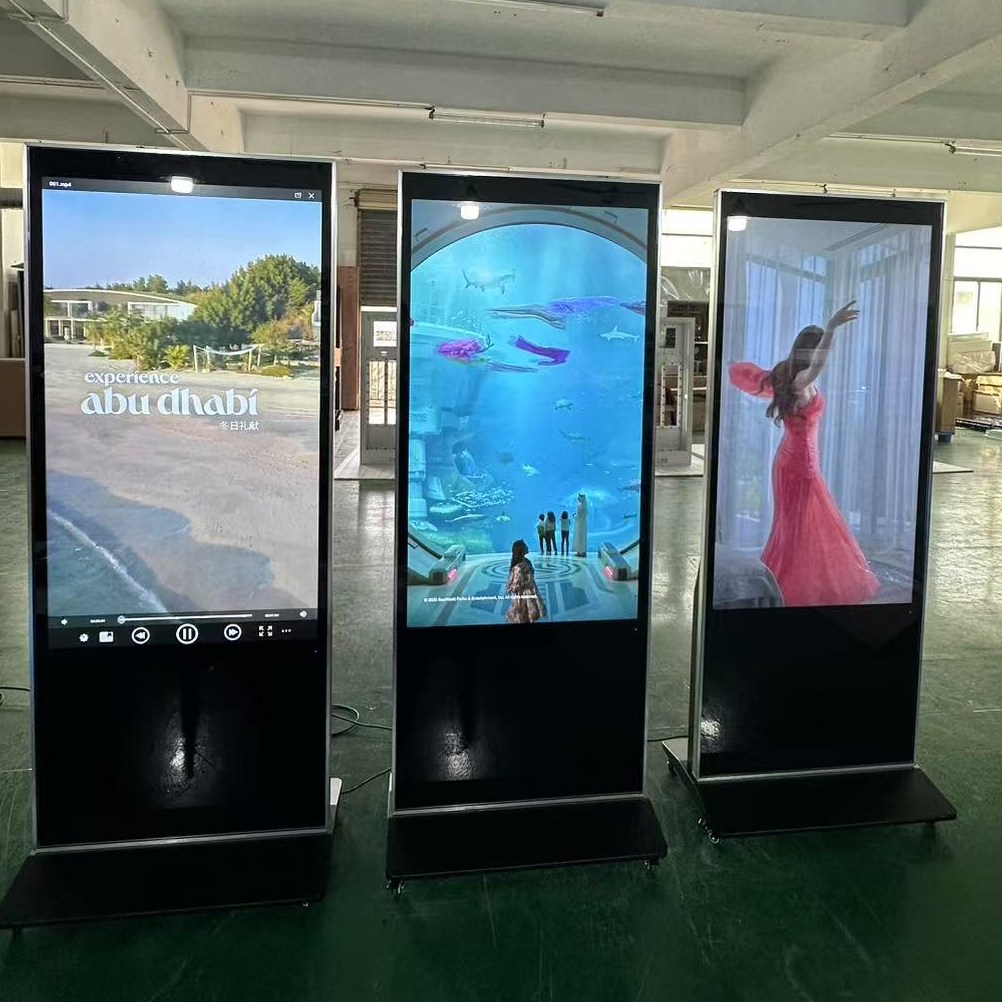 55 inci pemain iklan berdiri di lantai dalam ruangan