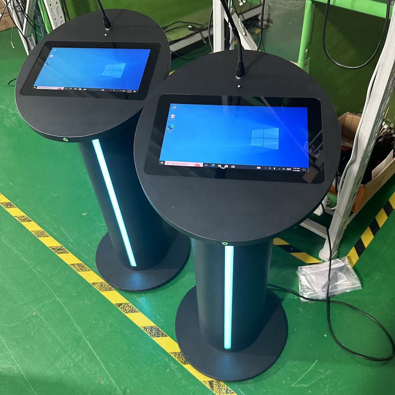 Multimedia digital podium 13,3 inci pcap touch lcd podium loudspeaker amplifier dan mikrofon nirkabel untuk rapat